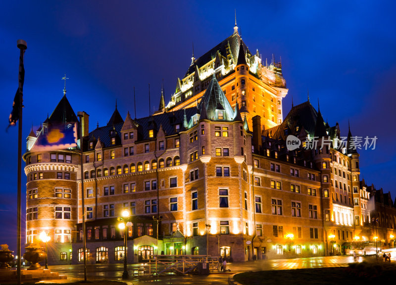 Chateau Frontenac酒店晚上在魁北克市，加拿大
